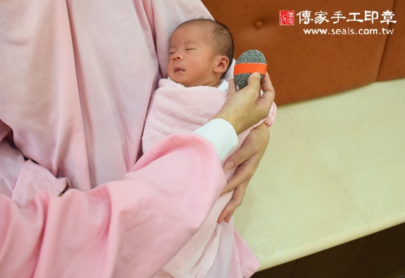 方弟弟(新北中和區到府嬰兒寶寶滿月剃頭理髮、免費到府嬰兒剃胎毛儀式吉祥話)。到府剃頭剃胎毛主持、專業拍照、DVD光碟、證書。★購買「臍帶章、肚臍章、胎毛筆刷印章」贈送：剃頭、收涎、抓周，三選一。2015.11.19 照片5
